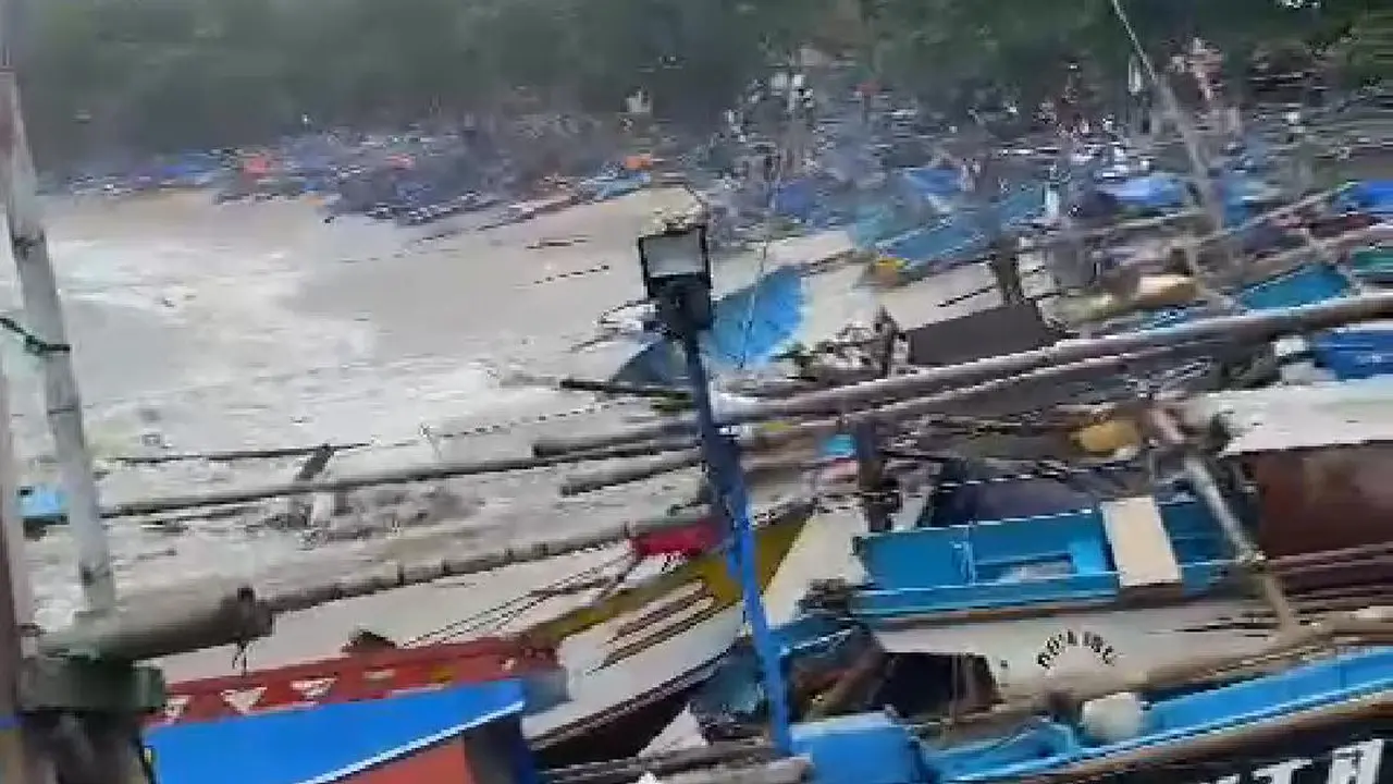 Gelombang tinggi yang menyapu beberapa daerah pesisir pantai selatan Garut, Jawa Barat menyebabkan ratusan perahu nelayan ogah melaut. (Liputan6.com/Jayadi Supriadin)