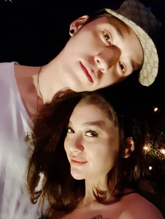 Rona bahagia tentu dirasakan Celine dan Stefan belakangan ini lantaran akan datangnya sang buah hati ke pangkuan mereka. Sebagai orang tua, mereka pun pastinya sudah menyiapkan segala perlengkapan sang buah hatinya nanti. (Instagram/celineevangelista)