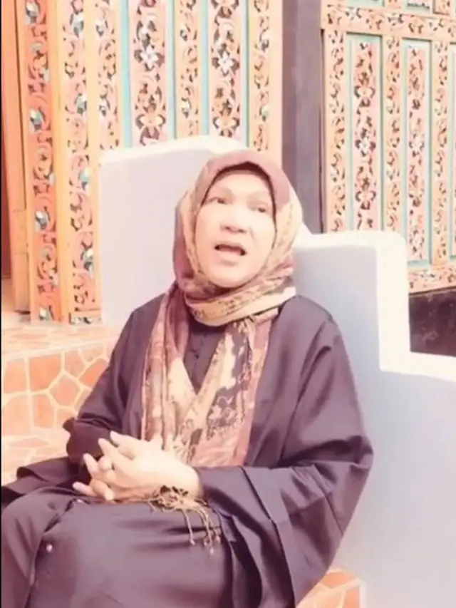 Potret Bunda Erlita di rumah gadang milik mendiang Dorce Gamalama (Sumber: Instagram/dg_kcp)