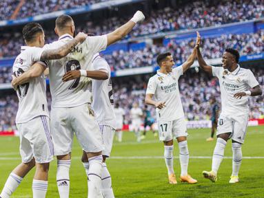 Pemain Real Madrid merayakan gol yang dicetak oleh Karim Benzema ke gawang Almeria pada laga Liga Spanyol di Stadion Santiago Bernabeu, Minggu (30/4/2023). Los Blancos menang 4-2 atas tim tamu. (AP Photo/Pablo Garcia)