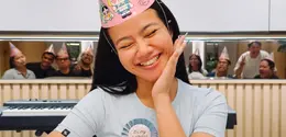 Yura Yunita Rayakan Ulang Tahun ke-35 pakai topi ulang tahun. [@yurayunita]