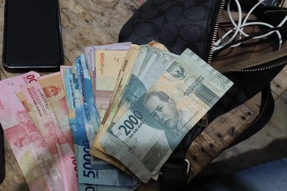 Sejumlah barang bukti dari tangan pelaku penjualan chips judi togel online (Istimewa)