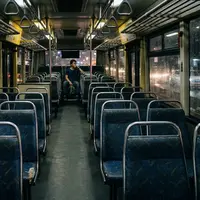 Kepribadian seseorang yang sering memilih tempat duduk paling belakang. [AI Generated]