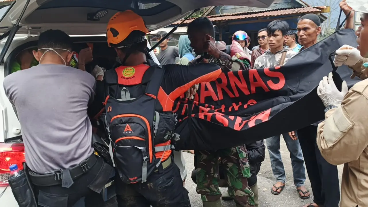 Evakuasi jenazah korban banjir lahar dingin Gunung Marapi, Senin (13/5/2024). (Liputan6.com/ ist)