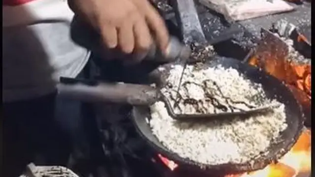 Aksi Unik Penjual Nasi Goreng di Kudus, Mengaduk Masakan dengan Sekop