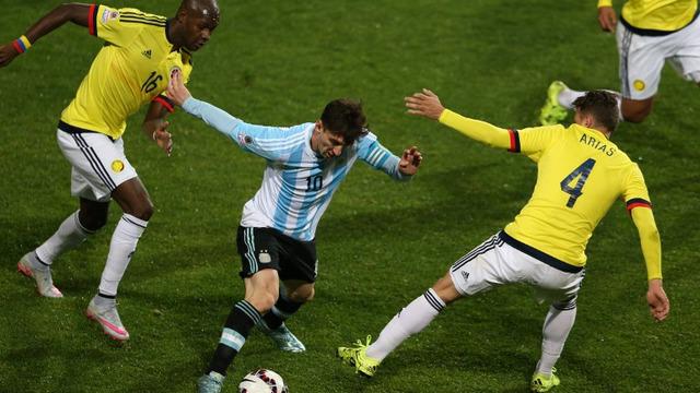 Lionel Messi melakukan aksi hebat dengan mengeoh 3 pemain bertahan Kolombia pada perempat final Copa America 2015 di Cile.