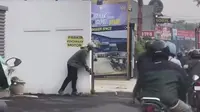 Heboh Pria Mengendap-endap Diduga Bawa Pistol di Tangsel