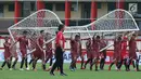 Pemain Persija memindahkan gawang saat latihan resmi jelang laga lanjutan Go-Jek Liga 1 Indonesia 2018 bersama Bukalapak di Lapangan PTIK, Jakarta, Jumat (29/6). Persija akan menjamu Persib pada Sabtu (30/6). (Liputan6.com/Helmi Fithriansyah)
