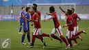 Para pemain timnas Indonesia U-23 berlari merayakan gol yang dicetak Evan Dimas saat melawan Filipina di laga penyisihan Grup A Sea Games 2015 di Stadion Jalan Besar, Singapura, Selasa (9/6/2015). Indonesia unggul 2-0. (Liputan6.com/Helmi Fithriansyah) 