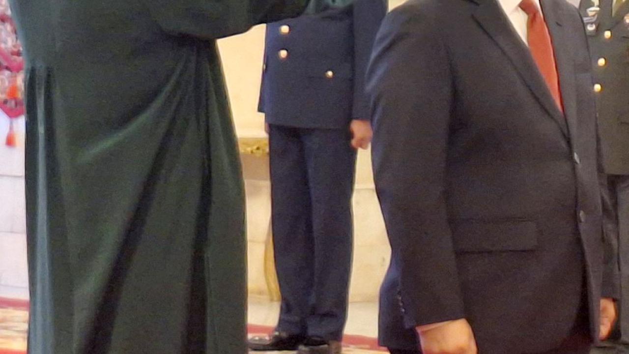 Jokowi kemudian memberikan ucapan selamat dari Jokowi, diikuti para tamu dan undangan, kepada para pejabat yang dilantik.
