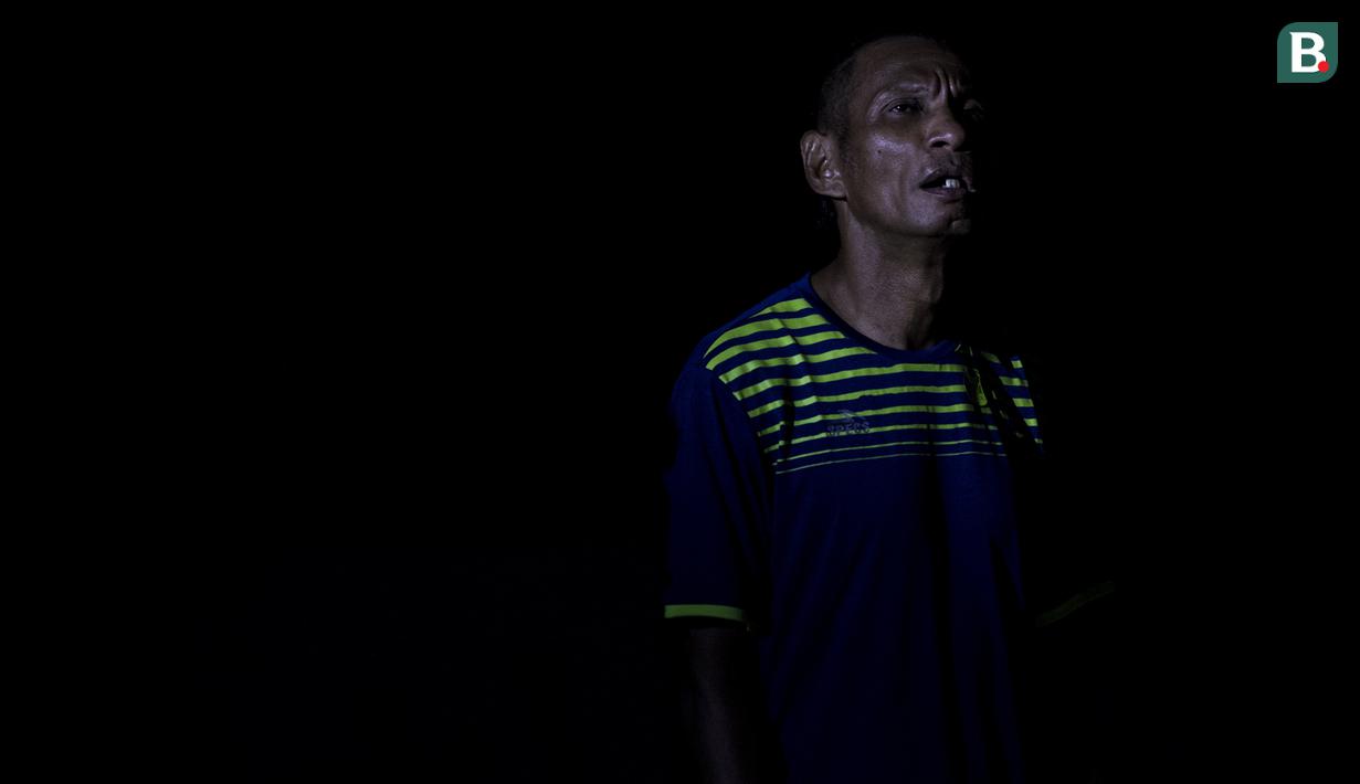 Mantan striker Timnas Indonesia, Rochy Putiray, bersiap tampil pada Grand Final Futsal Battle di Mall Taman Anggrek, Jakarta, Minggu (14/10). Acara kompetisi futsal tahunan ini berlangsung meriah. (Bola.com/Vitalis Yogi Trisna)