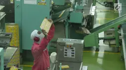 Pekerja mengawasi bahan pengemasan salah satu produk Ajinomoto, Masako di Pabrik Ajinomoto, Mojokerto, Jawa Timur, Kamis (29/11). Melalui PT Ajinex Internasional, produk Ajinomoto mulai menyasar pasar luar negeri. (Liputan6.com/Helmi Fithriansyah)