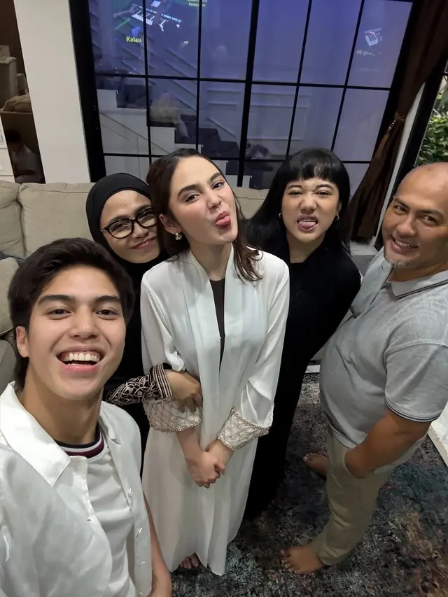 Gaya El Rumi Lebaran Idul Adha di Rumah Syifa Hadju, Tampil Kontras dengan Calon Mertua
