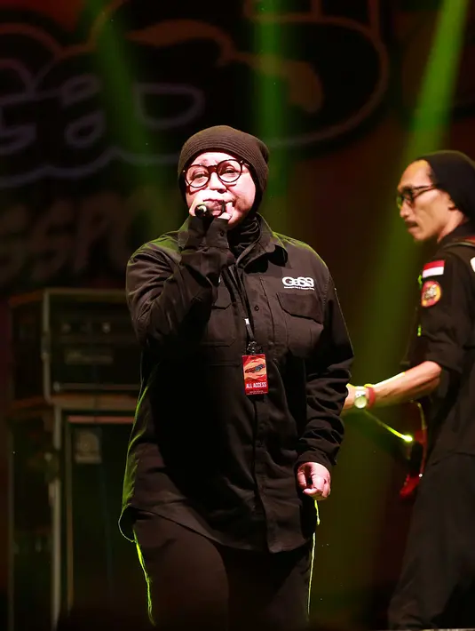 Dalam panggung yang sama Melly Goeslaw diiringi sang suami, Anto Hoed sekaligus basis band Potret. (Deki Prayoga/Bintang.com)