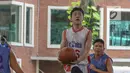 Pebasket putra bertanding pada final penyisihan Jr. NBA Global Championship Asia Pacific Selection Camp di Kampus UPH, Tangerang, Minggu (16/6/2019). Penyisihan yang digelar sejak 15-16 Juni akan memilih 10 anak laki-laki dan 10 anak perempuan mewakili Asia-Pasifik. (Liputan6.com/Fery Pradolo)