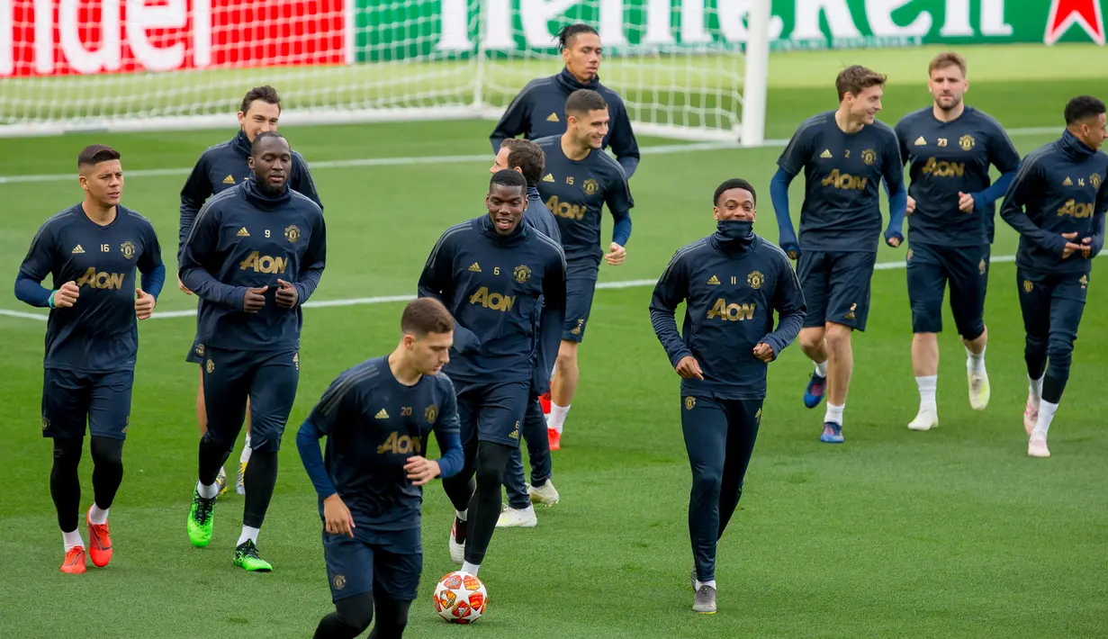 Para pemain Manchester United (MU) berlatih bersama jelang menghadapi Barcelona pada leg kedua babak perempat final Liga Champions 2018/19 di Stadion Camp Nou, Barcelona, Senin (15/4). (AP Photo/Joan Monfort)