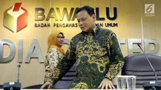 Ketua Bawaslu, Abhan bersiap memberikan keterangan di Gedung Bawaslu, Jakarta, Kamis (12/7). Bawaslu memberikan sejumlah keterangan hasil pengawasan penyelenggaraan Pilkada Serentak 2018. (Liputan6.com/Helmi Fithriansyah)