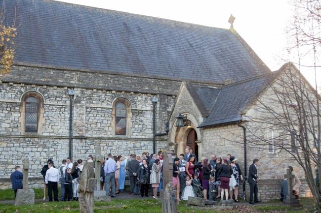 Pernikahan Callum dan Amber dihadiri teman juga kerabat | Photo: Copyright metro.co.uk