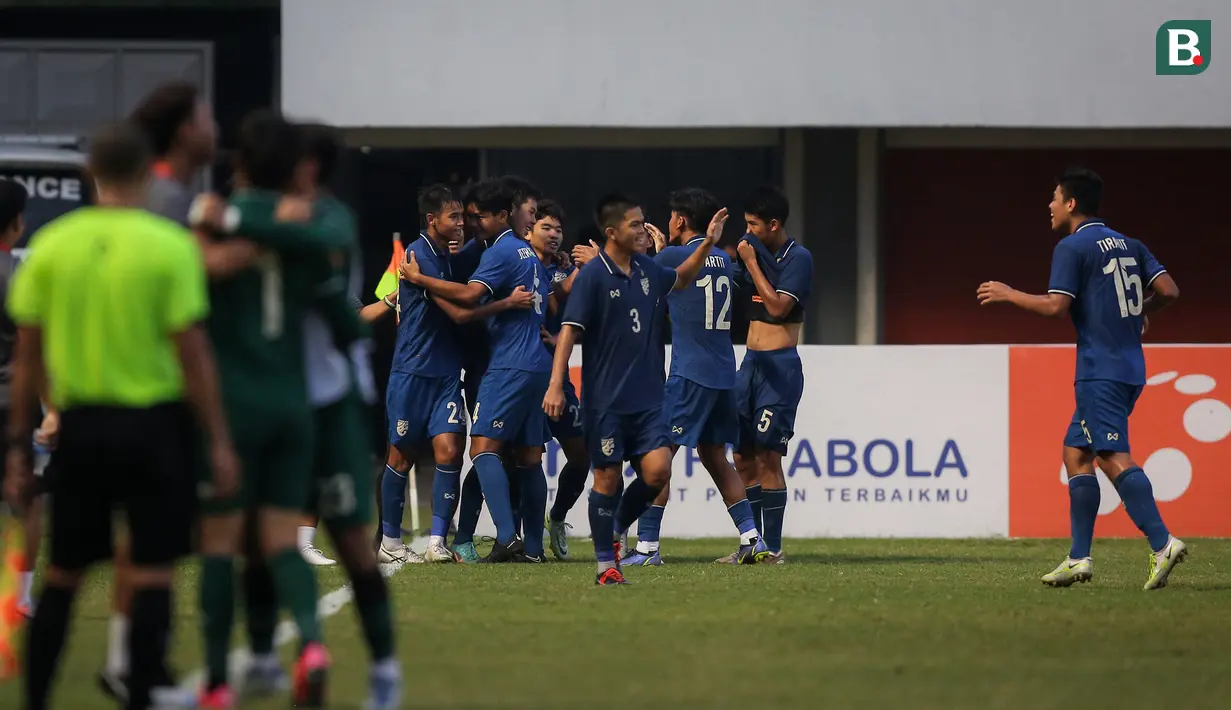 Thailand U-16 bahkan mampu memperbesar keunggulan saat injury time babak kedua melaui Kritikan Rungrotbenjaphon. (Bola.com/Bagaskara Lazuardi)
