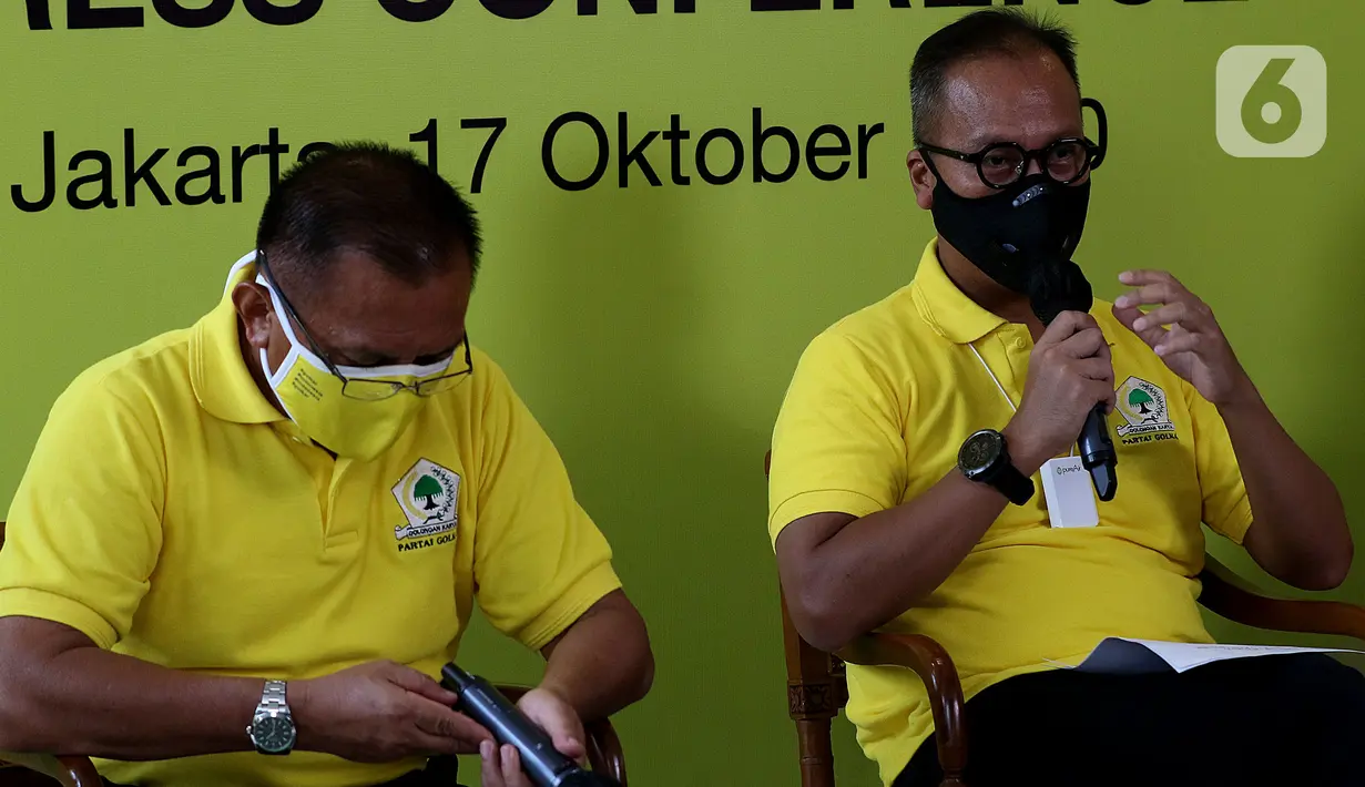 Menteri Perindustrian sekaligus Ketua Penyelenggara HUT Partai Golkar Agus Gumiwang Kartasasmita (kanan) bersama Sekjen Partai Golkar Lodewijk Freidrich Paulus (kiri) memberi keterangan terkait HUT ke-56 Partai Golkar di Jakarta, Sabtu (17/10/2020). (Liputan6.com/Johan Tallo)