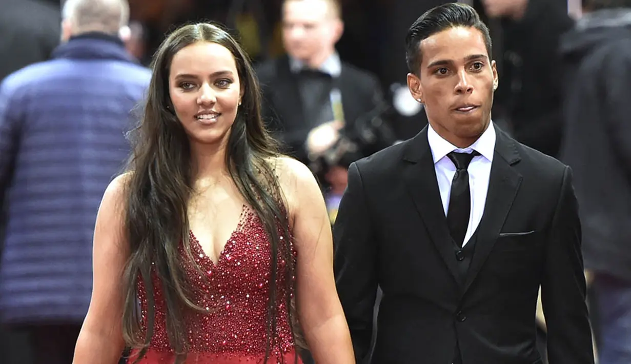 Pesepak bola Brasil, Wendell Lira (kanan), bersama sang kekasih saat menghadiri acara penganugerahan penghargaan FIFA Ballon d'Or 2015 di Zurich, Swiss, Senin (11/1/2016). (AFP/Michael Buholzer)