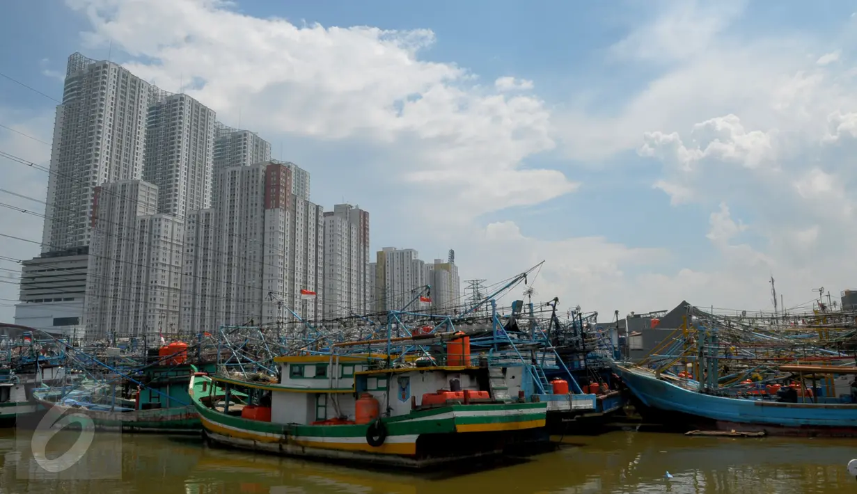 Ratusan perahu nelayan tampak bersandar di Pelabuhan Muara Angke, Jakarta Utara, Selasa, (13/01). Lantaran tidak memiliki dermaga resmi, kapal tradisional tersebut terpaksa sandar di Pelabuhan Muara Angke. (Liputan6.com/Faisal R Syam)