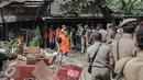 Petugas Satpol PP mengevakuasi barang milik penghuni saat penggusuran di Rawasari Selatan, Jakarta, Kamis (23/7/2015). Tampak upaya petugas saat melakukan pengusuran di  Rawasari Selatan. (Liputan6.com/Faizal Fanani)