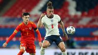 Gelandang Inggris, Kalvin Phillips, berebut bola dengan gelandang Wales, Dylan Levitt, pada laga persahabatan di Stadion Wembley, Jumat (9/10/2020) dini hari WIB. Inggris menang 3-0 atas Wales. (AFP/Carl Recine/pool)