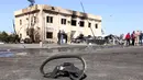 Sejumlah orang berkumpul di lokasi bom truk yang meledak di sekolah polisi di kota Zliten, wilayah barat Libya, Kamis (7/1). Belum ada yang mengaku bertanggung jawab terkait serangan bom yang menewaskan 50 orang tersebut. (AFP PHOTO/MAHMUD Turkia)