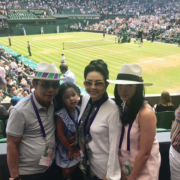 Tak hanya seleb hollywood, seleb Indonesia pun hadir di Wimbledon. Renny Sutiyoso mengajak keluarganya untuk menyaksikan pertandingan tennis ini. Keluarga satu ini memang gemar berolahraga, Renny sendiri sering mengunggah kegiatan olahraganya di instagram./Copyright instagram.com/rennysutiyoso
