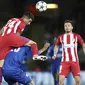 Bek Atletico Madrid, Jose Gimenez menyundul bola saat melawan Leicester pada laga leg kedua Liga Champions di Stadion King Power, Inggris, Selasa (18/4/2017). Meski imbang 1-1, Atletico lolos ke semifinal dengan agregat 2-1. (AP/Nick Potts)