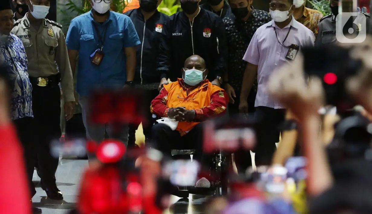 Gubernur Papua nonaktif, Lukas Enembe digiring petugas Komisi Pemberantasan Korupsi (KPK) menuju mobil tahanan usai menjalani pemeriksaan perdana pasca penahanan, Gedung Merah Putih KPK, Jakarta, Kamis (12/1/2023). Lukas Enembe disangkakan melanggar Pasal 12 huruf a atau b atau Pasal 11 dan Pasal 12B Undang-undang Pemberantasan Tindak Pidana Korupsi (UU Tipikor). (Liputan6.com/Helmi Fithriansyah)