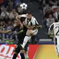 Striker AS Monaco Kylian Mbappe (kiri) berebut bola dengan bek Juventus Andrea Barzagli pada leg kedua semifinal Liga Champions di Juventus Stadium, Rabu (10/5/2017) dinihari WIB. (AP Photo/Luca Bruno)