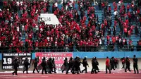 Final Piala Polda Jateng leg kedua di Stadion Manahan, Solo, kembali diwarnai kericuhan. (Bola.com/Vincentius Sawarno)
