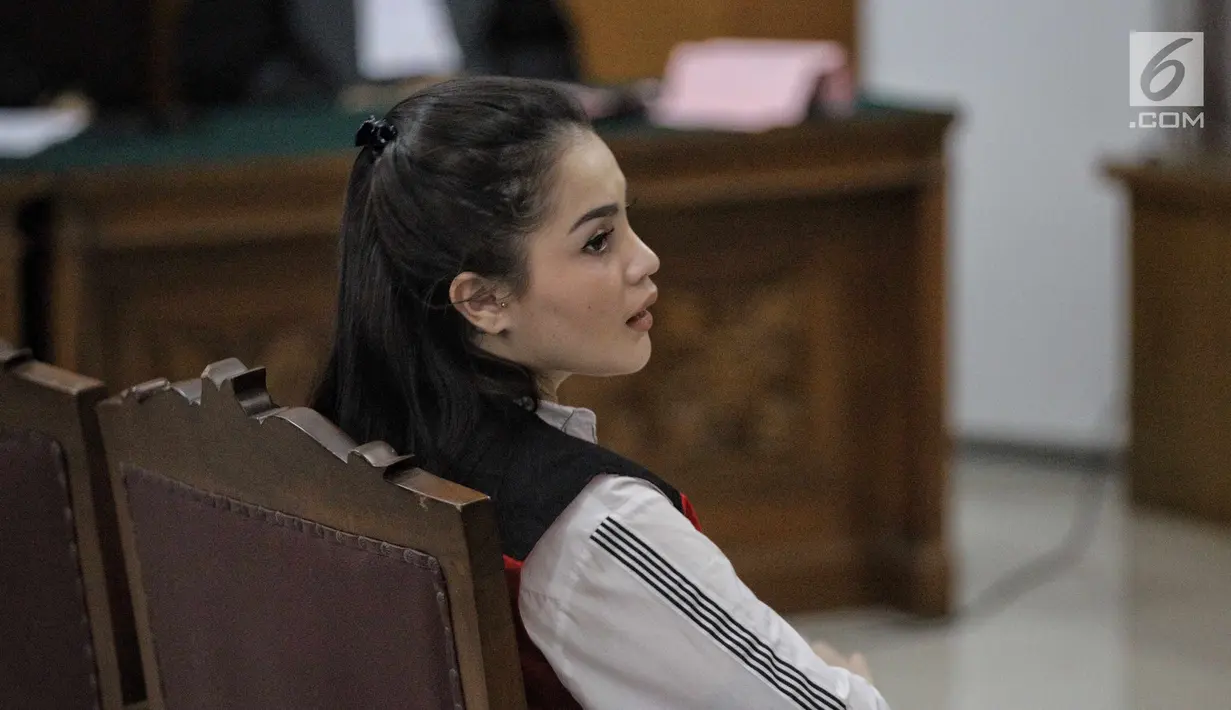 Terdakwa artis Jennifer Dunn mengikuti sidang lanjutan di Pengadilan Negeri Jakarta Selatan, Jakarta, Senin (25/6). Majelis Hakim menjatuhkan vonis penjara selama empat tahun serta denda sebesar Rp 800 juta. (Liputan6.com/Faizal Fanani)