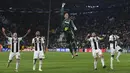 Para pemain Juventus merayakan kemenangan atas Young Boys pada laga Liga Champions di Stadion Juventus, Turin, Selasa (2/10/2018). Juventus menang 3-0 atas Young Boys. (AFP/Miguel Medina)