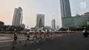 Pelari putri melintasi Jalan MH Thamrin saat mengikuti lari maraton putri nomor 42 km Asian Games 2018, Jakarta, (26/8). Medali Perunggu diraih Kim Hye Song dari Korea Utara dengan catatan waktu 2 jam 37 menit 20 detik. (Merdeka.com/Iqbal S. Nugroho)