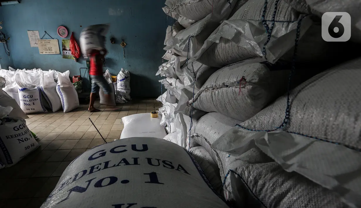 Pekerja melakukan bongkar muat kedelai yang baru tiba di gudang penyimpanan di Kawasan Kebayoran Lama, Jakarta, Kamis (14/1/2021). Harga diproyeksi mulai turun pada Juni seiring membaiknya produksi di negara-negara Amerika Selatan. (Liputan6.com/Johan Tallo)