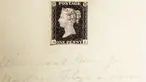 Prangko pertama di dunia, Penny Black, dipajang menjelang pelelangannya di Sotheby Hong Kong, pada Selasa (26/10/2021). Penny Black akan dilelang di London pada 7 Desember mendatang dan diperkirakan terjual antara 5,5 juta - 8,2 juta USD (sekitar Rp77,7 miliar - Rp115,8 miliar). (ISAAC LAWRENCE/AFP)