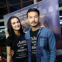 Atiqah Hasiholan bersama sang suami, Rio Dewanto. (Galih W. Satria/bintang.com)