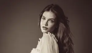 Barbara Palvin Pamer Baby Bump Lewat Lingerie Vintage Victoria's Secret
