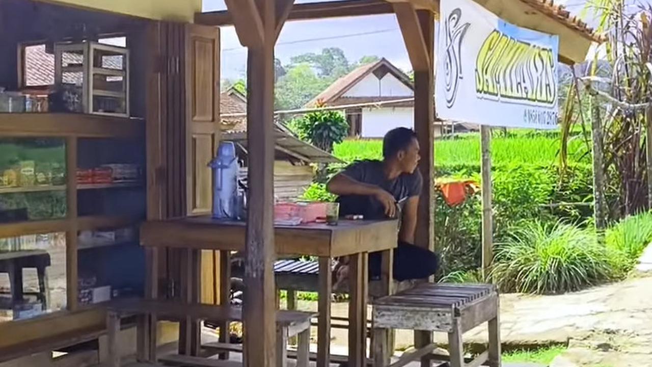 Warung Kopi di Kampung Terpencil Tasikmalaya Ini Suguhkan Pemandangan Sawah Hijau dan Bukit Berkabut