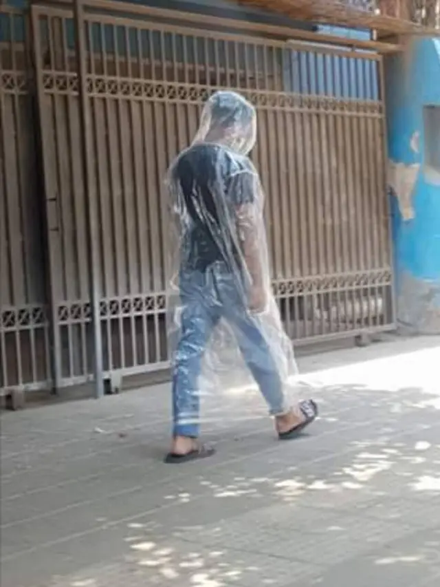 6 Gaya Pakaian Bapak-Bapak Ini Kelewat Unik, Bikin Ngakak