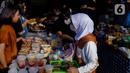Warga saat membeli makan dan minuman untuk berbuka puasa di kawasan Bendungan Hilir, Jakarta, Kamis (23/3/2023). (Liputan6.com/Herman Zakharia)