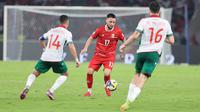 Pemain Timnas Indonesia, Calvin Verdonk (tengah) menggiring bola dibayangi pemain Bulgaria dalam laga final FIFA Series 2026 di Stadion Utama Gelora Bung Karno (SUGK), Senayan, Jakarta, Senin (30/03/2026). (Bola.com/M Iqbal Ichsan)