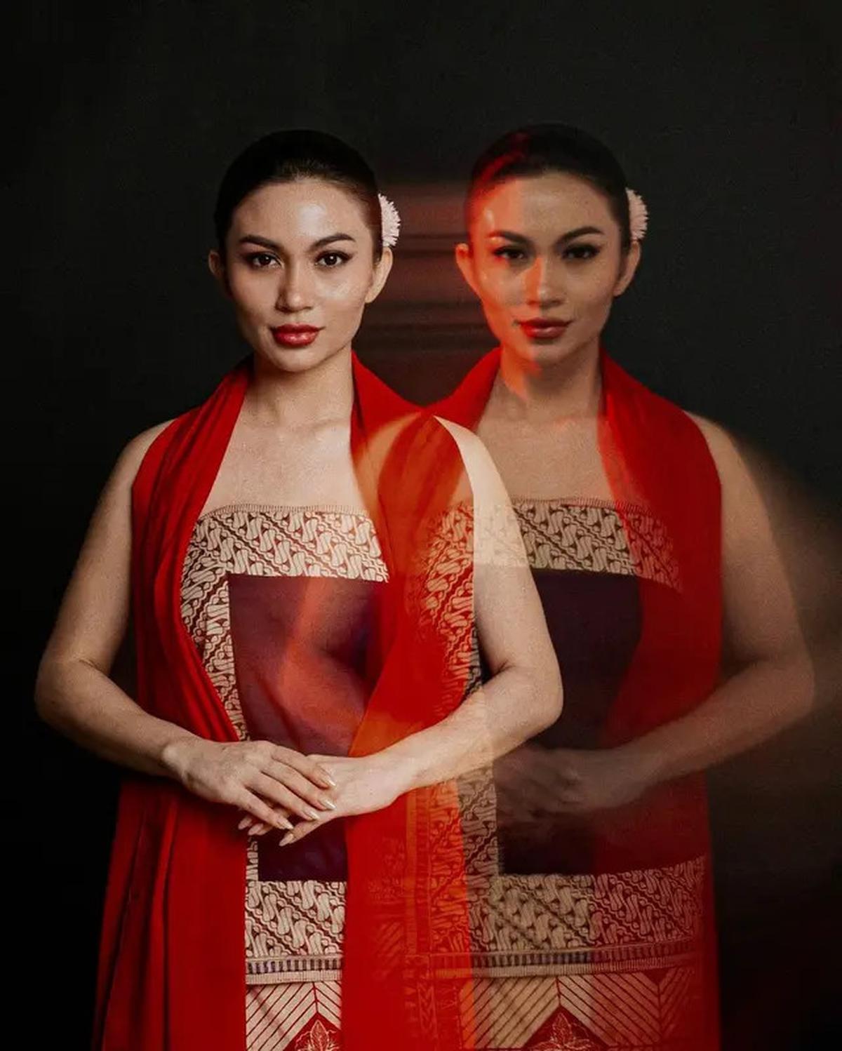 6 Potret Cantik Paripurna Ariel Tatum saat Dipulas Lipstik Merah yang Berani
