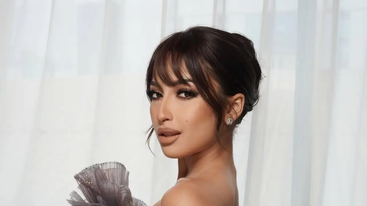 Pesona Jennifer Coppen dalam Gaun Ungu yang Berkilau di TikTok Awards, Disebut Mirip Dakota Johnson