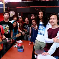 'Waktu itu kita ngamen pas jaman sekolah ya. Bukan untuk keperluan hidup sih, tapi untuk biaya latihan di studio,' kata Rian di Warung Apresiasi, Bulungan, Jakarta Selatan, Senin (7/9). (Wimbarsana Kewas/Bintang.com)