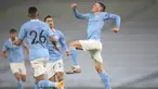 Gelandang Manchester City, Phil Foden (kanan) melakukan selebrasi usai mencetak gol ke gawang Brighton and Hove Albion dalam laga lanjutan Liga Inggris 2020/21 di Etihad Stadium, Rabu (13/1/2021). Manchester City menang 1-0 atas Brighton. (AFP/Clive Brunskill/Pool)