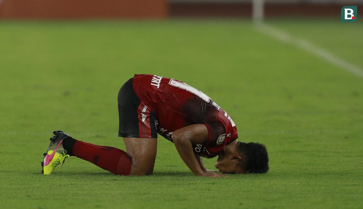 Selebrasi sambil bersujud pemain Bali United, M. Rahmat usai menjebol gawang Persik Kediri dalam laga pembukaan BRI Liga 1 2021/2022 antara Bali United melawan Persik Kediri di Stadion Utama Gelora Bung Karno, Jumat (27/8/2021). (Foto: Bola.com/Ikhwan Yanuar)